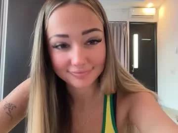 Freechat luvlivvyy on Chaturbate
