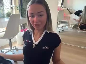 Freechat luvlivvyy on Chaturbate