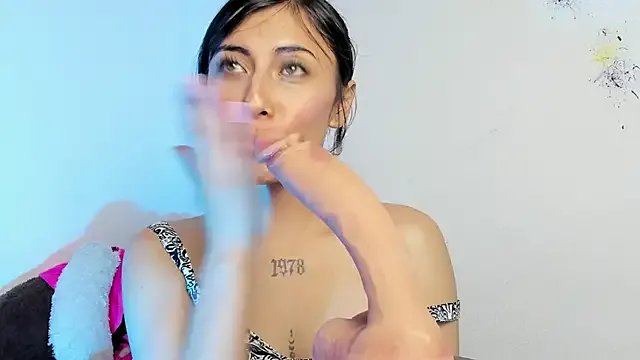 Freechat Alanaloiiss_ on StripChat