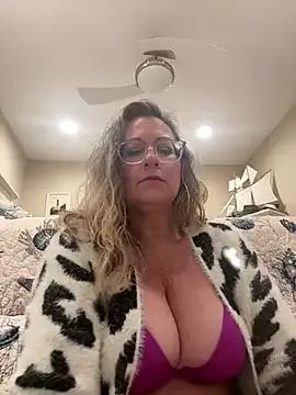 Aleesa_milfxo on StripChat 