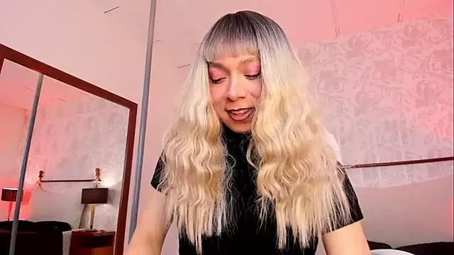Angelgolden_ from StripChat is Freechat
