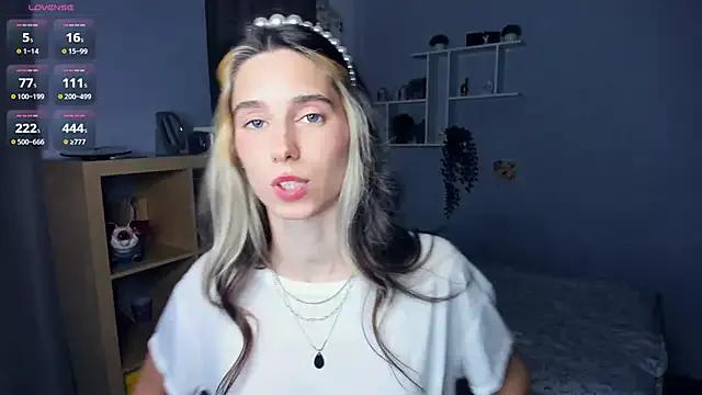AntonettaTarring from StripChat is Freechat