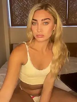 auriangel from StripChat is Freechat