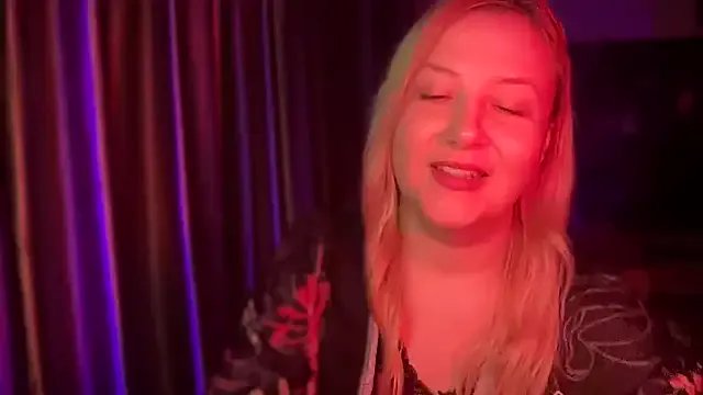 Freechat BikiHellena on StripChat