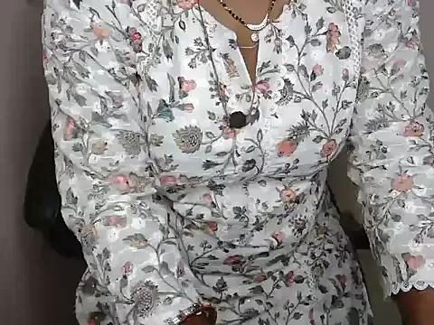 bold_naina on StripChat