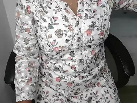 bold_naina on StripChat