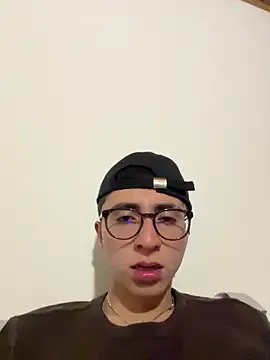 Freechat CamiRojas_boy on StripChat