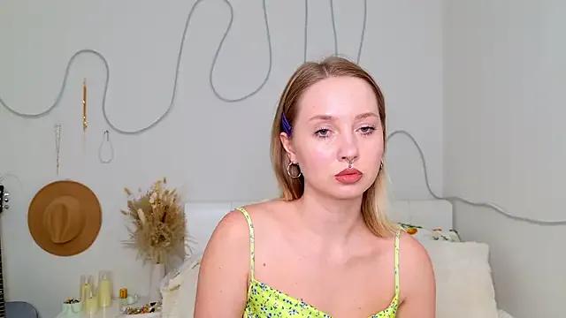 CandiceKingz from StripChat is Freechat