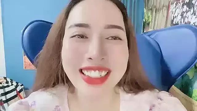 cherry_2005 from StripChat is Freechat