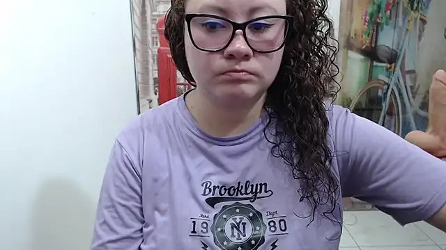 Freechat curly_greeneyed on StripChat