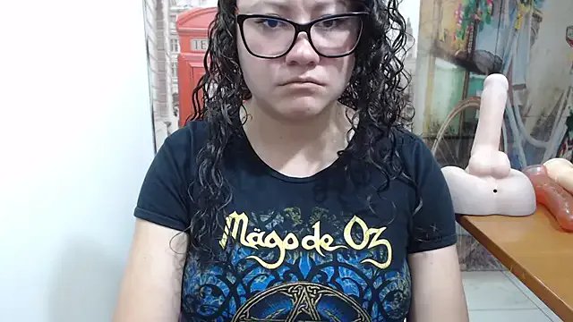 Freechat curly_greeneyed on StripChat