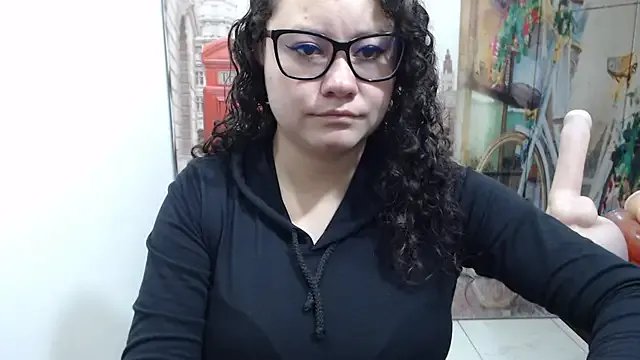 Freechat curly_greeneyed on StripChat