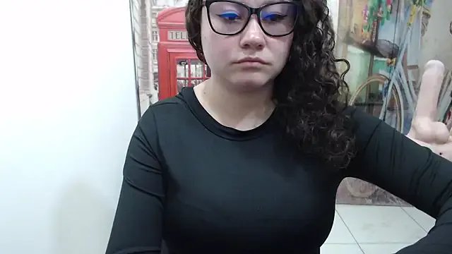 Freechat curly_greeneyed on StripChat