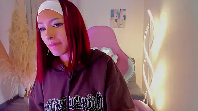 Freechat cuteezoe on StripChat