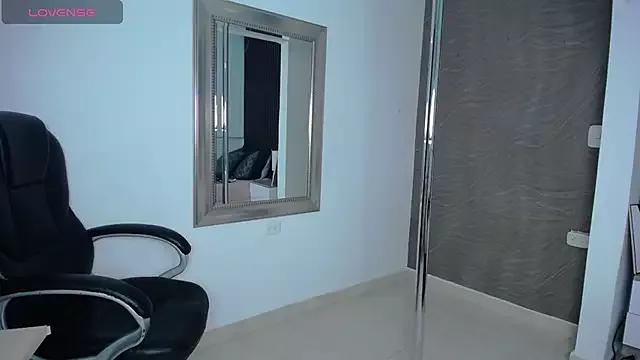 Dulcerose_01 from StripChat is Freechat