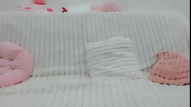 Emmahahaha17 from StripChat