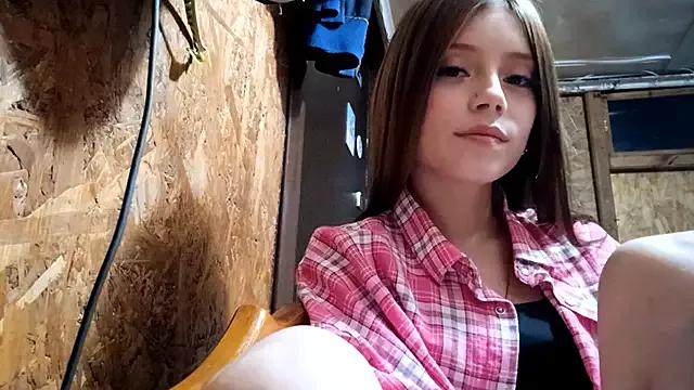 EmmaLuxury18 from StripChat is Freechat