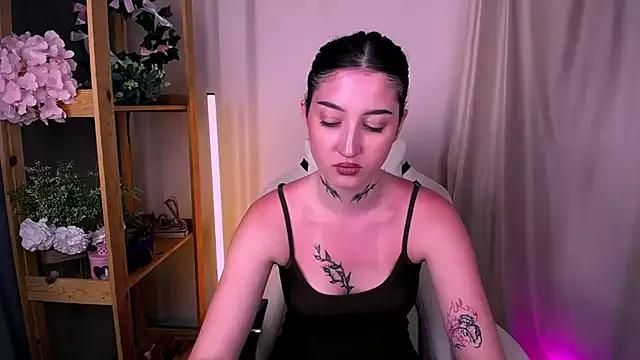 EvelinePearl from StripChat is Freechat