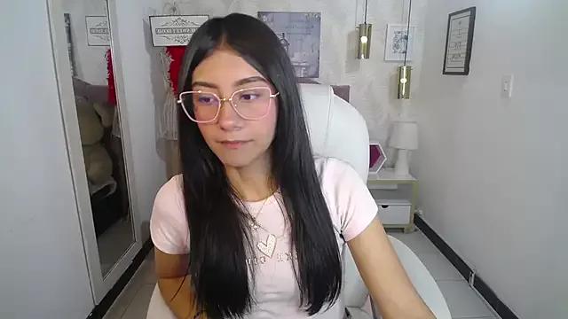 evelyn_rose_tk from StripChat is Freechat