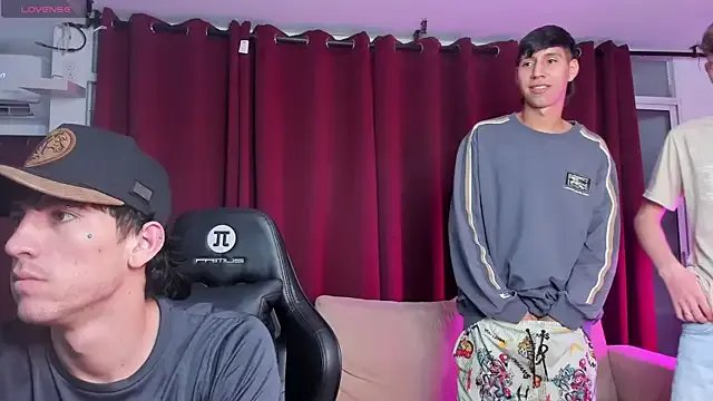 Freechat Handsomeboyss19 on StripChat