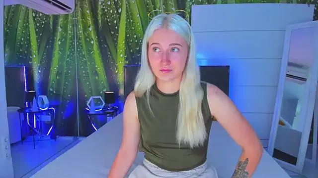 HollyTailors from StripChat is Freechat