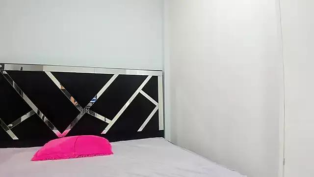 iisabella_noa from StripChat is Freechat