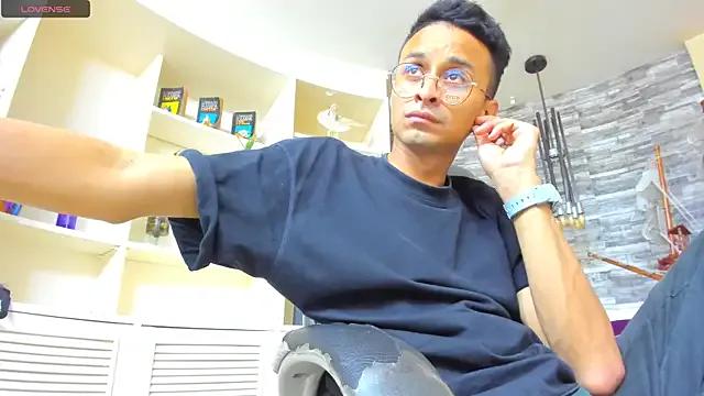Juicy_Creww from StripChat is Freechat