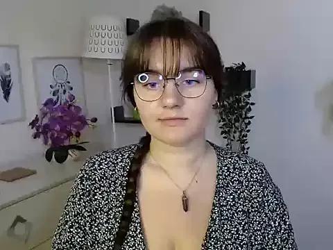 Julie_Diamond from StripChat is Freechat