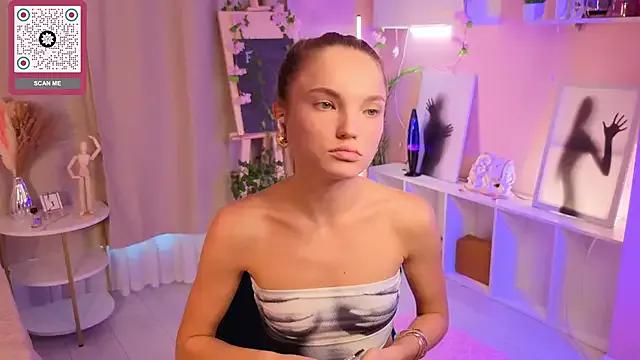 JulieLupo from StripChat is Freechat