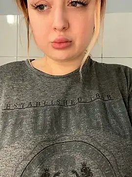 KellyMoors on StripChat 