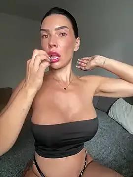 krissiswrld- from StripChat is Freechat