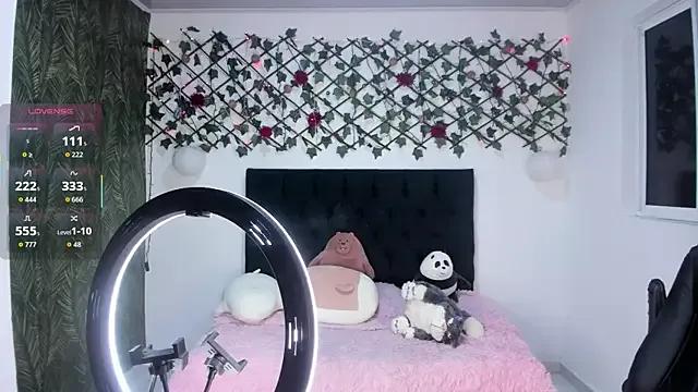 Leonor_jhonsom from StripChat is Freechat