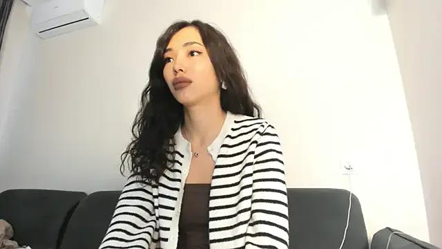 LianYe_ from StripChat is Freechat