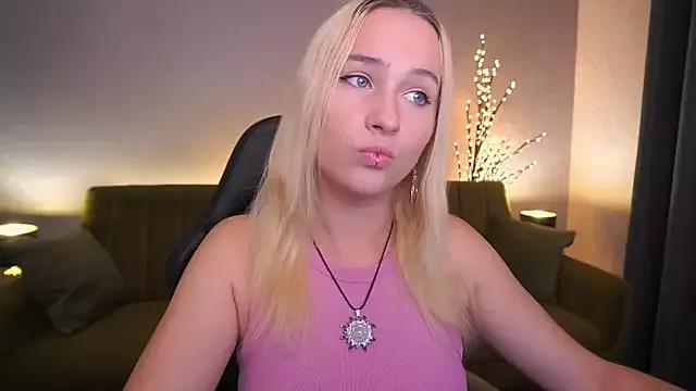 LilElfie from StripChat