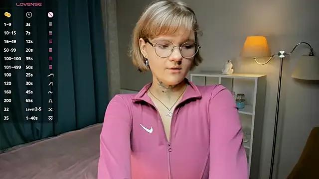 LinetteHey from StripChat is Freechat