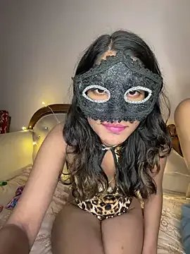 Lovebirdss on StripChat