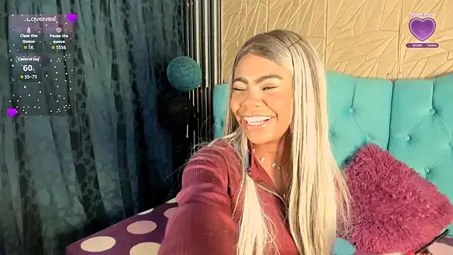Luna_Colinns from StripChat is Freechat