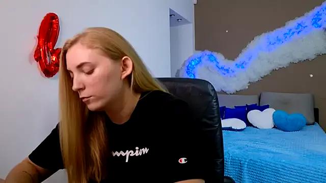 LunaSloan from StripChat is Freechat