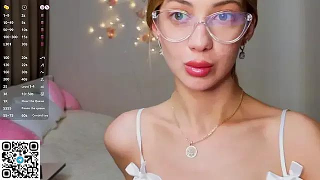 Martina_Isseee from StripChat is Freechat