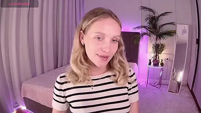 Melanie_Wood from StripChat is Freechat