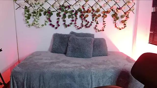 MiaCollinssx from StripChat is Freechat
