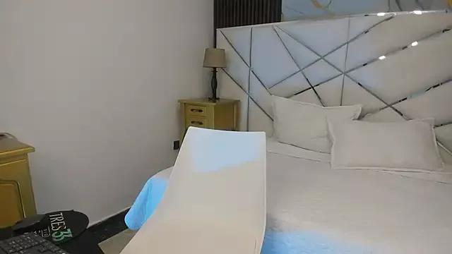 MilkyyWhite from StripChat is Freechat
