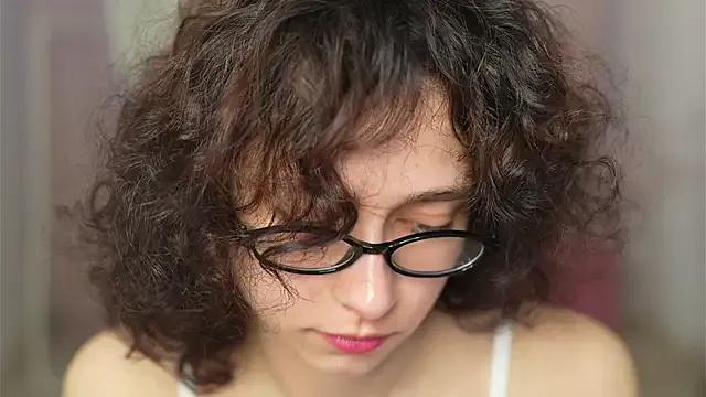 MimiLicks — shake ass close to cam