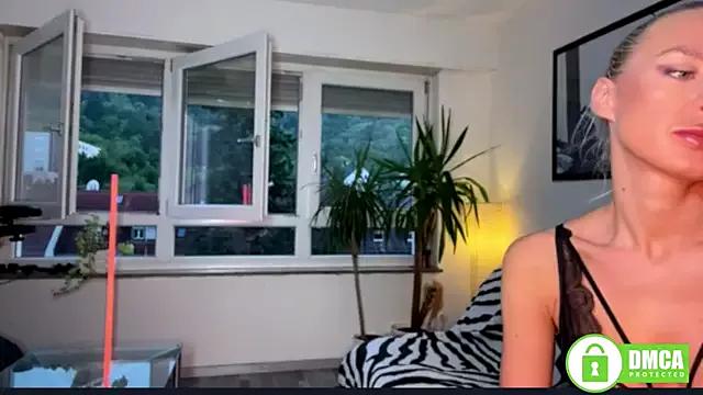 MissLilla from StripChat is Freechat