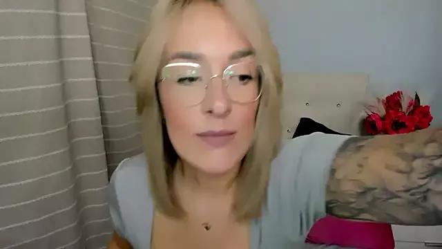 MollyFlowers from StripChat is Freechat