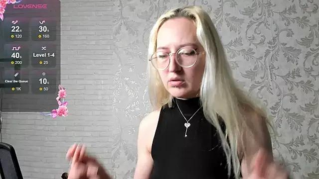 MorryganWoods from StripChat is Freechat