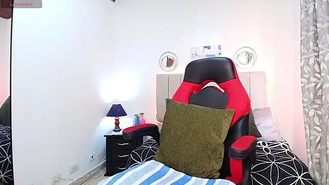 Naomi_Redd from StripChat is Freechat