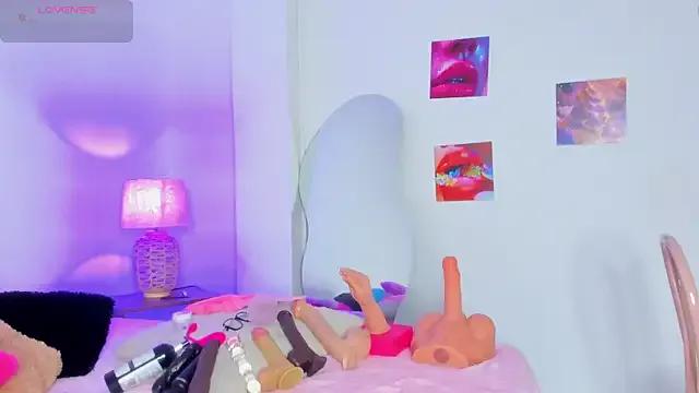 naomy_68 on StripChat