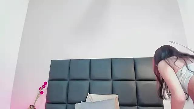 PaulinaWhitee from StripChat is Freechat