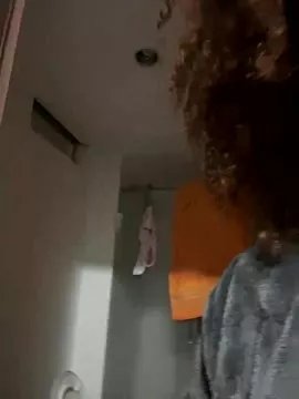 Freechat riri_brunnete on StripChat